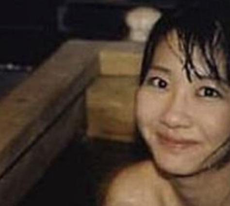 旅館のお風呂らしき場所でお風呂に入る柏木由紀さんの写真。