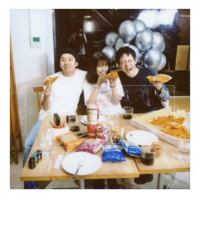 2020年3月には雑誌『CUT』の企画で有村架純さん・菅田将暉さん・仲野太賀さんがお誕生日を祝う姿の画像