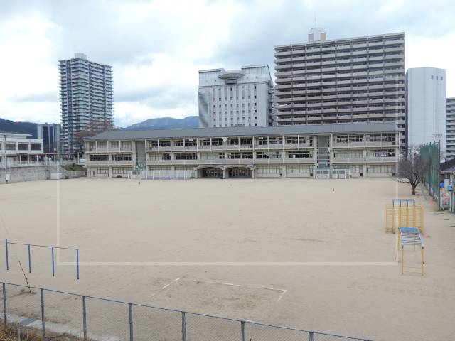 林遣都の出身小学校は『逢坂小学校』で野球少年【学歴と偏差値】