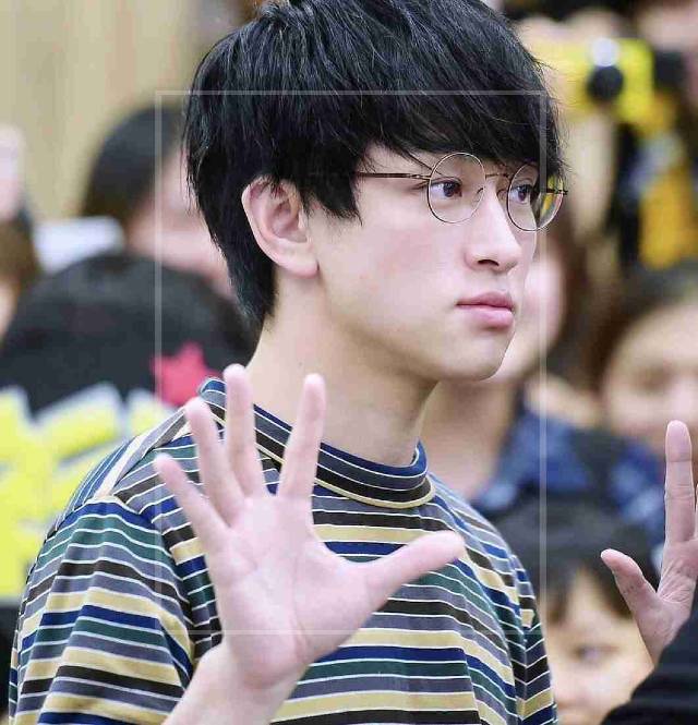 横山裕のファンサ①：ピースしてに対応