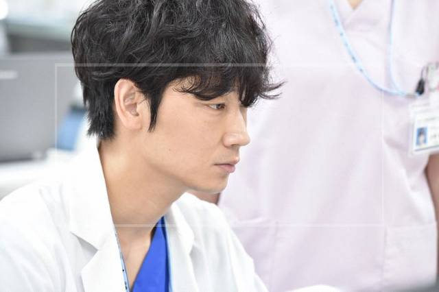 綾野剛の若い頃⑩：2015年『コウノドリ』