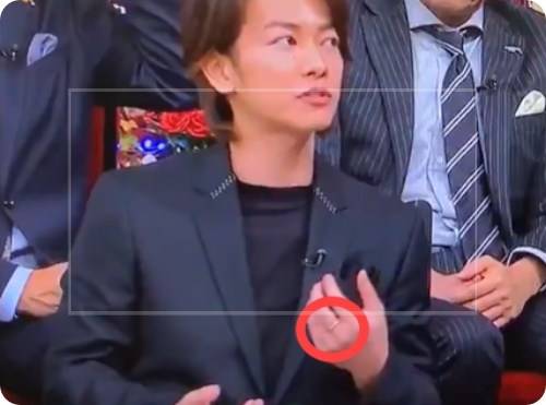 吉岡里帆と佐藤健・指輪で匂わせ②：『しゃべくり007』では右手中指に指輪