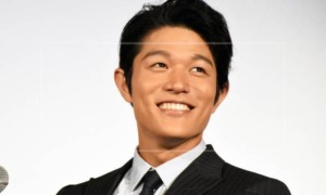 鈴木亮平の年収は推定1億円越え ドラマ1本のギャラは400万円以上という噂も まるっとログ