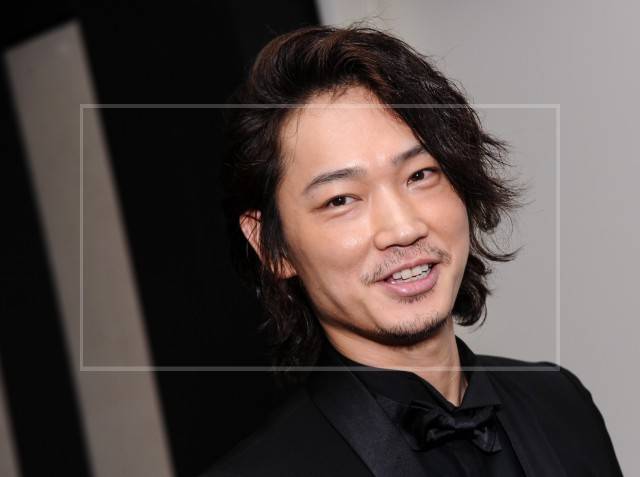 綾野剛の父親②：会社が倒産で自宅の差し押さえ