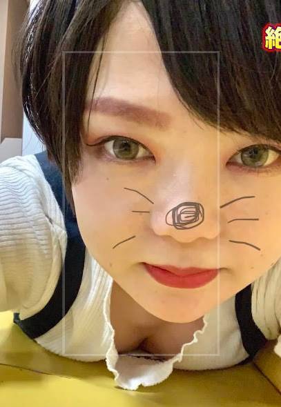 岩倉美里の可愛い画像③：赤眉で猫の加工をした女性