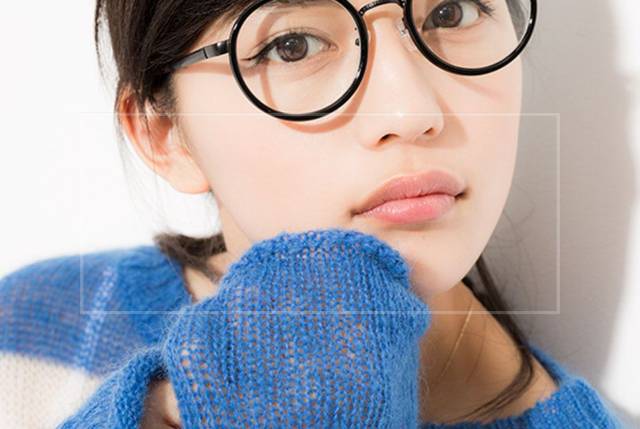 川口春奈のメガネ姿が可愛すぎる！？貴重な眼鏡姿を画像でチェック！