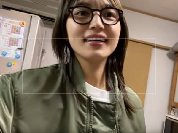川口春奈のメガネ③：YouTube『はーちゃんねる』でのプライベート眼鏡姿