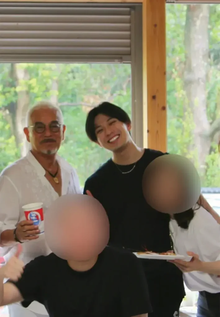 新田真剣佑さんと彼女、千葉真一さんの3ショット