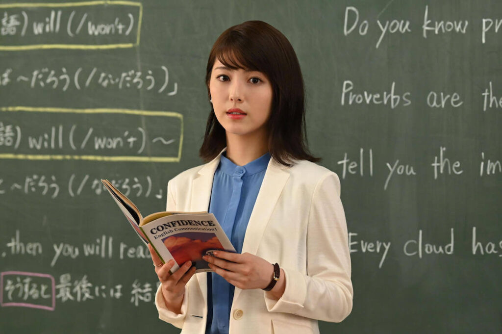 ドラマ『生徒が人生をやり直せる学校』で教師役を演じた浜辺美波さん