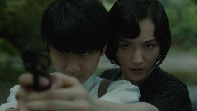 映画『リボルバー・リリー』で強く逞しく成長した姿を見せる少年と主人公・小曽根百合