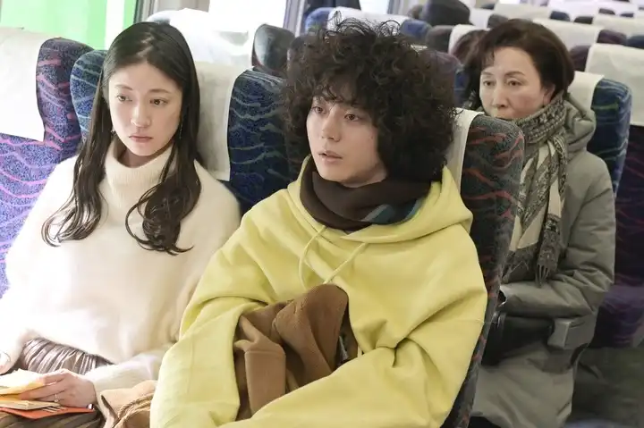 映画『ミステリと言う勿れ』広島へ向かう新幹線車内で紘子と出会う久能
